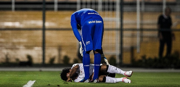 Romarinho, atacante do Corinthians, fica caído após choque com o goleiro Felipe, do Fla - Leonardo Soares/UOL