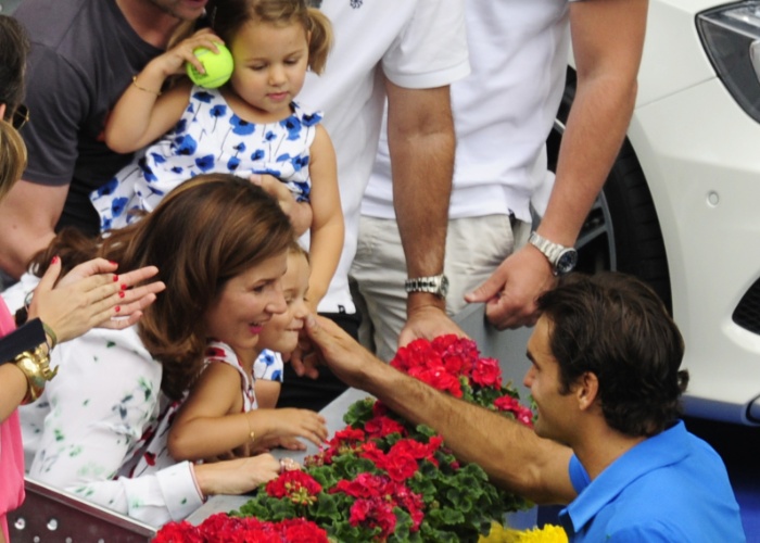 Suíço Roger Federer faz carinho nas filhas gêmeas após conquistar o título do Masters de Madri (13/05/2012)