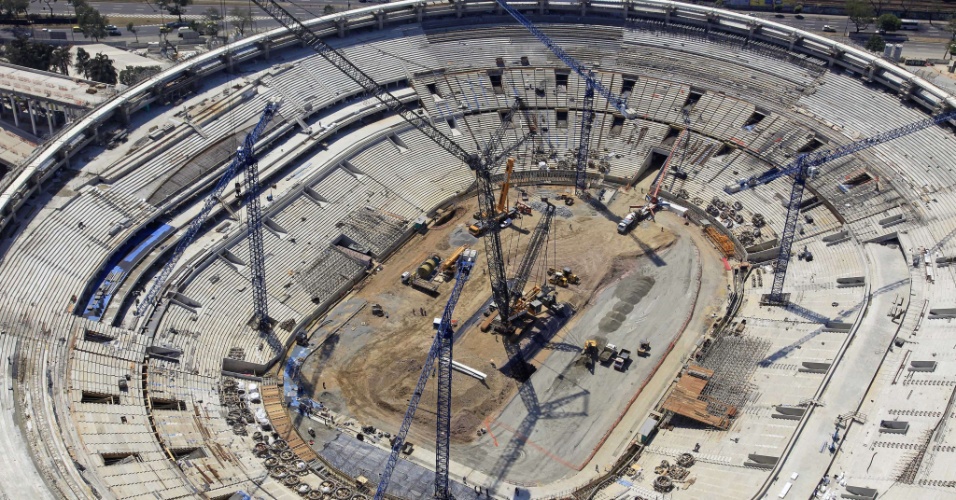 Vista aérea das obras para a reforma do estádio do Maracanã, sede carioca da Copa do Mundo de 2014