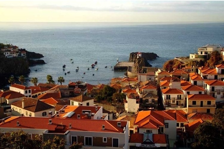 Vista da Câmara dos Lobos, povoado de pescadores localizado na Ilha da Madeira, destino português a 600 km da costa africana