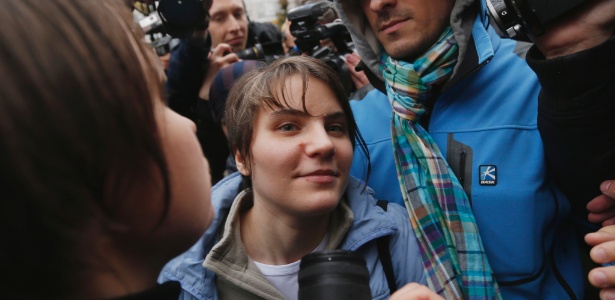 Yekaterina Samutsevich, do Pussy Riot, fala com a imprensa na saída de um tribunal de Moscou após ser liberada (10/10/12) - AP Photo/Sergey Ponomarev