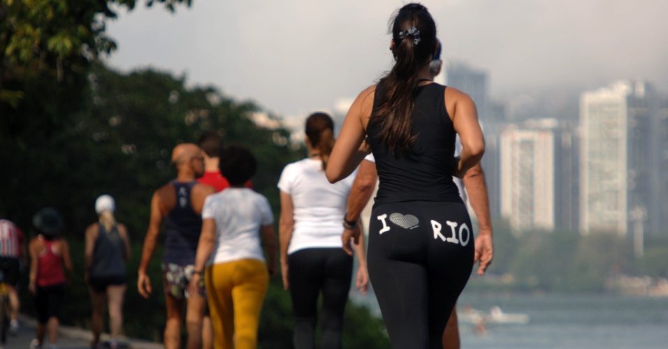 10.out.2012 - Banhistas aproveitam o calor para se exercitar próximo à lagoa Rodrigo de Freitas, no Rio de Janeiro
