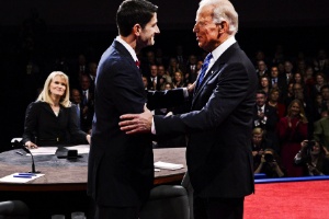 Candidatos à Vice-presidência, o republicano Paul Ryan (esquerda) e o democrata Joe Biden se cumprimentam antes do debate
