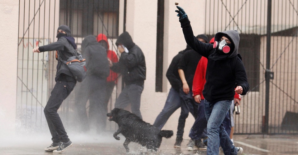 11.out.2012 - Estudantes chilenos entram novamente em confronto com a polícia durante manifestação na cidade de Valparaíso. Segundo o movimento estudantil, a mobilização tem como objetivo "incidir sobre o orçamento 2013 no Congresso Nacional e obter avanços na educação pública"