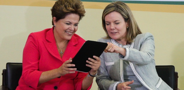 A presidente Dilma Rousseff manuseia tablet ao lado de Gleisi Hoffmanm, da Casa Civil; desoneração incentivou que novas fabricantes entrassem no mercado brasileiro produzindo modelos acessíveis - Sergio Lima/Folhapress