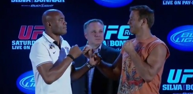 Anderson Silva encara Stephan Bonnar no final da coletiva do UFC Rio 3 - Reprodução de vídeo