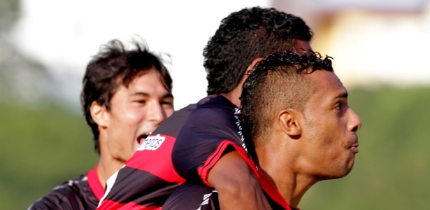 Atacante Élton já defendeu Vasco e Flamengo, e conhece bem o Botafogo - Felipe Oliveira / EC Vitória