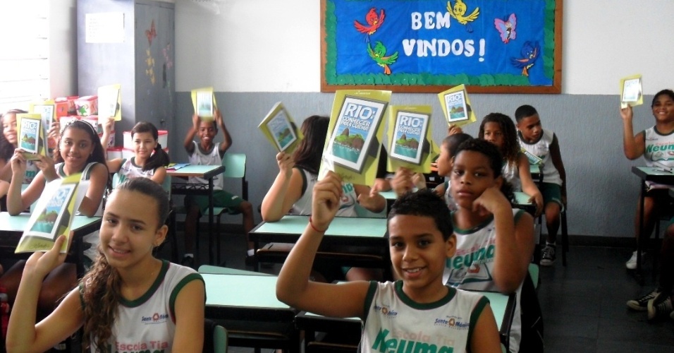 Cada um dos estudantes da escola escola Tia Neuma Gonçalves, no Complexo Desportivo da Vila Olímpica da Mangueira (zona norte do Rio), recebeu uma cópia do livro com suas histórias ilustradas pelo Ziraldo