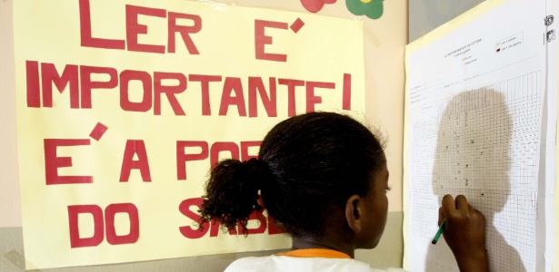 Criança faz exercício de alfabetização em sala para alunos com dificuldade de aprendizagem - Fernando Donasci/Folhapress