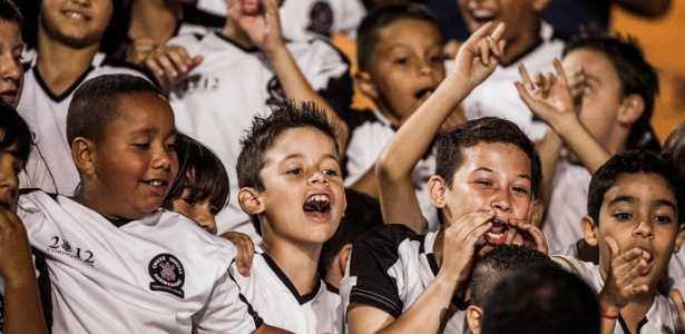 Crianças da escolinha do Corinthians torcem na arquibancada do Pacaembu - Leonardo Soares/UOL