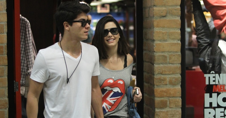 De mãos dadas, Giovanna Lancellotti e Arthur Aguiar passearam em um shopping da zona oeste do Rio (11/10/12)