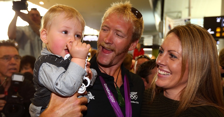 Eric Murray é recebido pela esposa, Jackie, e pelo filho ao retornar à Austrália após disputar a Olimpíada de Londres (15/08/2012)