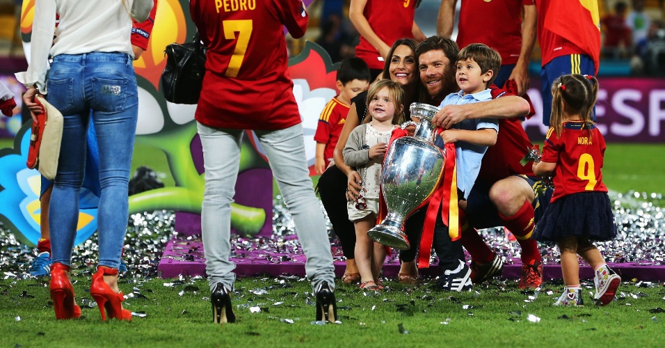 Espanhol Xabi Alonso comemora com a mulher, Nagore, e os filhos, Jontxu e Ane, a conquista da Eurocopa (01/07/2012)