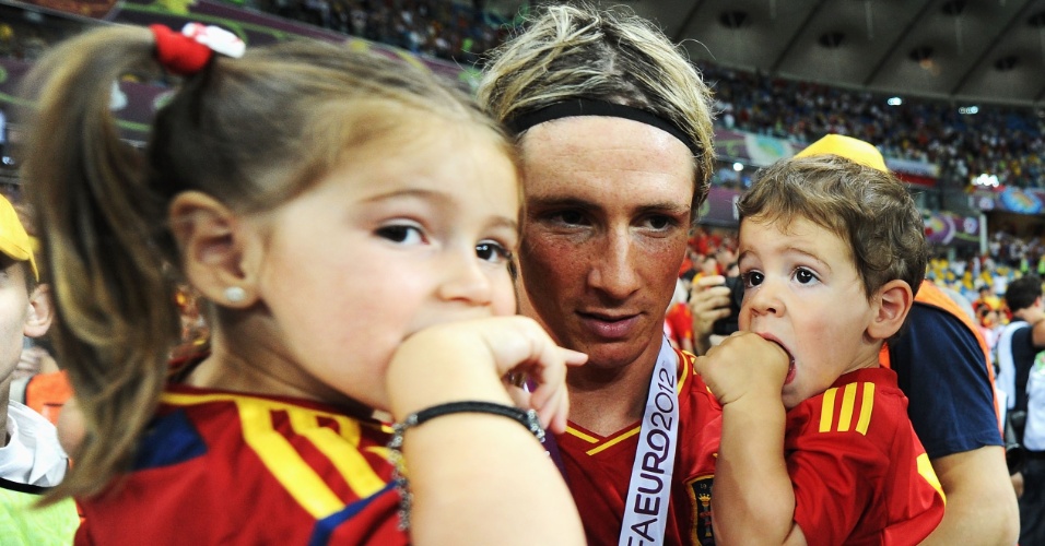 Fernando Torres comemora com os filhos, Nora e Leo, o título da Espanha na Eurocopa (01/07/2012)