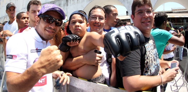 Fora do UFC Rio 3, José Aldo interage com fãs durante treino aberto nos Arcos da Lapa - Gaspar Nobrega/Inovafoto/Divulgação
