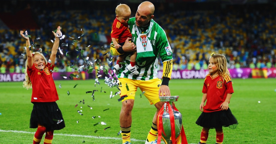 Goleiro Pepe Reina faz festa com seus três filhos após conquistar com a seleção espanhola o título da Eurocopa (01/07/2012)