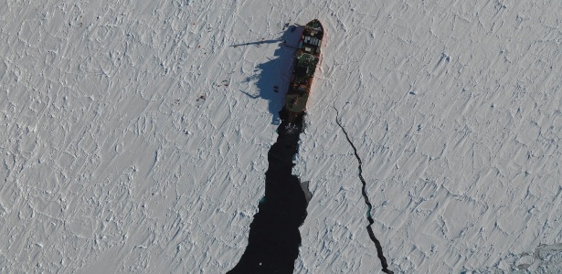 Imagem aérea mostra o navio Aurora Australis, que abriu caminho no gelo para o robô submarino nadar no mar da Antártica - Australian Antarctic Division/Reuters