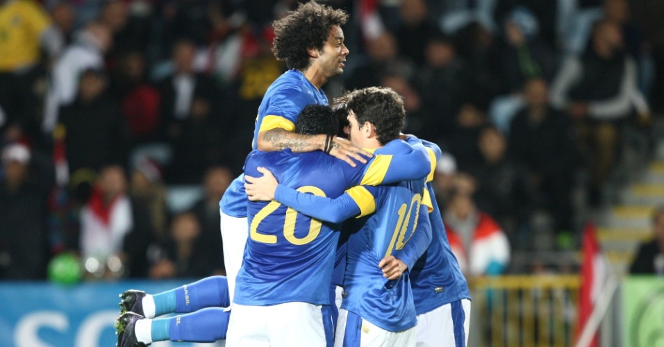 Jogadores da seleção brasileira abraçam o meia Oscar, que abriu o placar para a equipe no amistoso com o Iraque