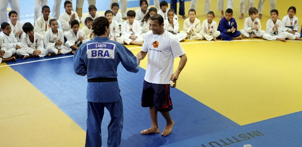 José Aldo cumprimenta Flávio Canto em visita ao Instituto Reação - Wander Roberto/Inovafoto/Divulgação