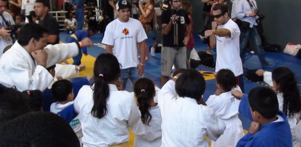 José Aldo e Renan Barão participam de treino com crianças antes do UFC Rio 3 - Mauricio Dehò/UOL