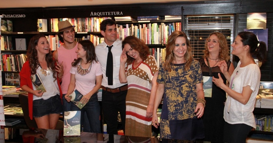  Juliano Cazarré posa com elenco de "Avenida Brasil" em lançamento de seu livro no Rio de Janeiro (10/10/12)