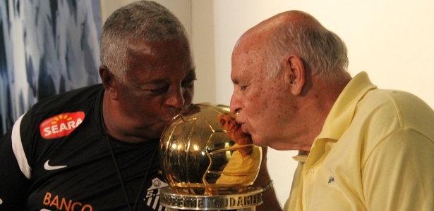 Lima e Pepe beijam a taça do título mundial de 1962, conquistado pelo Santos - Divulgação/Santos FC