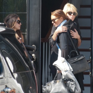 Lindsay Lohan abraça sua mãe, Dina Lohan, ao sair de casa em Long Island, Nova York. Mãe e filha brigaram na madrugada desta quarta-feira (10) e a discussão acabou tornando-se um caso de polícia (10/10/12)