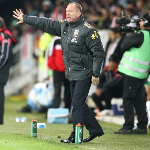 Mano Menezes em campo no amistoso contra o Iraque; técnico parece apostar em sistema sem "9"