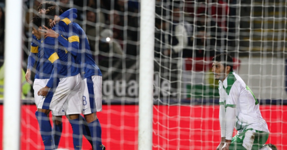 Neymar, Oscar e Kaká comemoram gol da seleção brasileira, enquanto iraquiano se lamenta durante amistoso