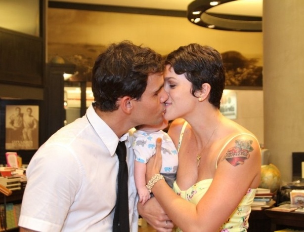O ator Juliano Cazarré beija a mulher no lançamento do seu livro "Pelas Janelas", na Livraria Travessa, do BarraShopping, Rio de Janeiro (10/10/12)