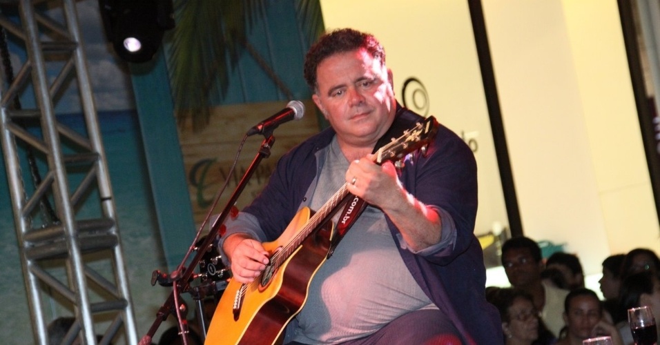 O cantor Leo Jaime fez show na praça de alimentação de um shopping da zona oeste do Rio (11/10/12). O músico também participa do programa "Amor & Sexo"