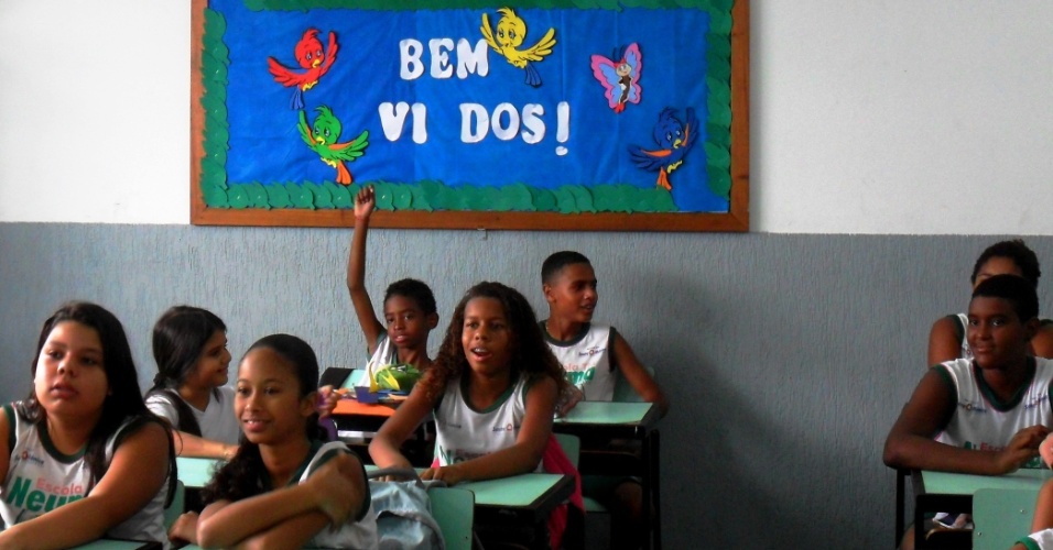 Os alunos do 5º ano da escola Tia Neuma Gonçalves, no Complexo Desportivo da Vila Olímpica da Mangueira (zona norte do Rio), foram os primeiros da escola a receber os livros produzidos pelos mais de 600 alunos da unidade, que têm entre 6 e 13 anos. A produção do livro mobilizou os 20 professores da escola