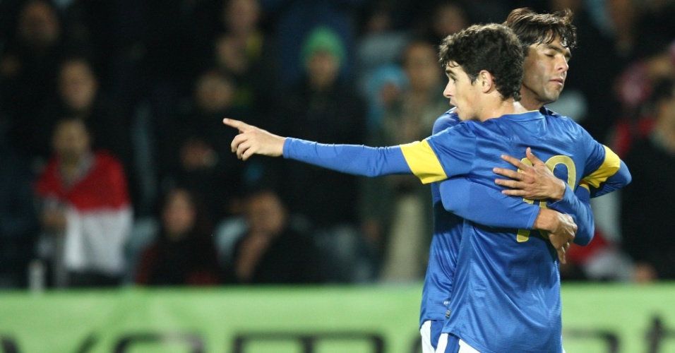 Oscar é abraçado por Kaká após marcar o primeiro gol da seleção brasileira no amistoro contra o Iraque, em Malmo (SUE)