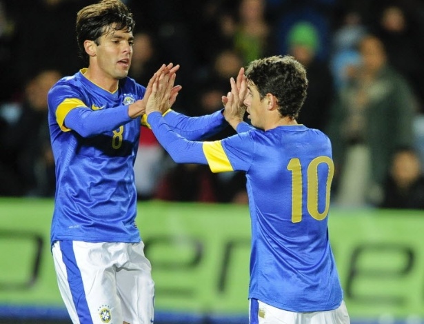 Oscar é cumprimentado por Kaká após marcar pela seleção brasileira no amistoso contra o Iraque