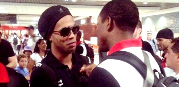 Ronaldinho Gaúcho (E) cumprimenta Renato Abreu, do Fla, em aeroporto de São Paulo - Reprodução/Instagram