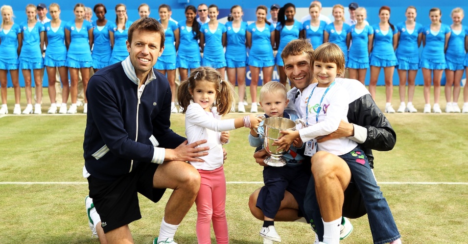 Sérvio Daniel Nestor e sua filha Tiana e bielorusso Max Mirnyi com os filhos Demid e Petra comemoram título de duplas no Torneio de Queens (17/06/2012)