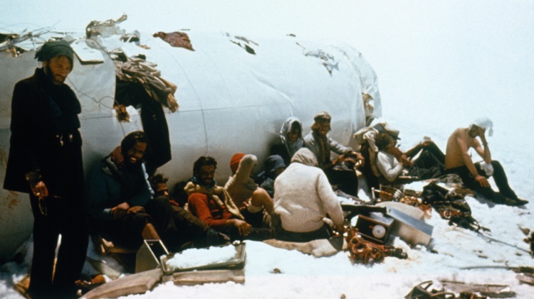 A parte traseira do avião caiu com os passageiros na neve