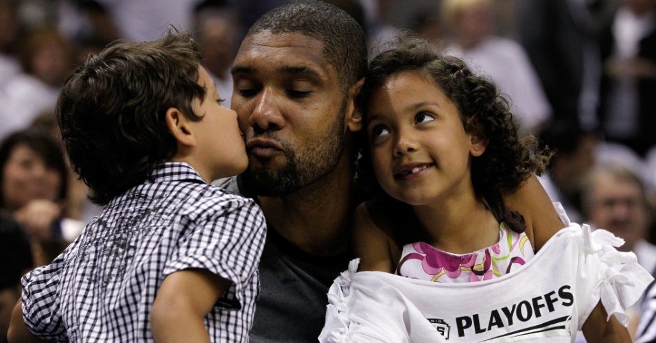Tim Duncan recebe o carinho dos filhos antes de um jogo do San Antonio Spurs nos playoffs da NBA (04/06/2012)