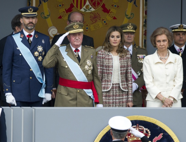 Família real espanhola, da esquerda para a direita: príncipe Felipe, rei Juan Carlos, princesa Letizia e a rainha Sofia, durante desfile militar do Dia Nacional, que marca a chegada de Cristovão Colombo na América. Imagem de 12/12/2012
