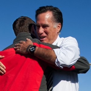 O ex- candidato à Presidência dos Estados Unidos, Mitt Romney, cumprimenta Paul Ryan,  que concorreu como vice dele - Jim Watson/AFP