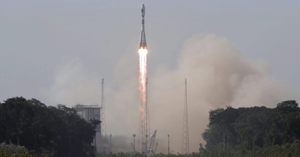 12.out.2012 - Um foguete russo Soyuz foi lançado do Centro Espacial da Guiana Francesa (CSG), com dois satélites para o sistema de navegação europeu Galileu, que está em órbita