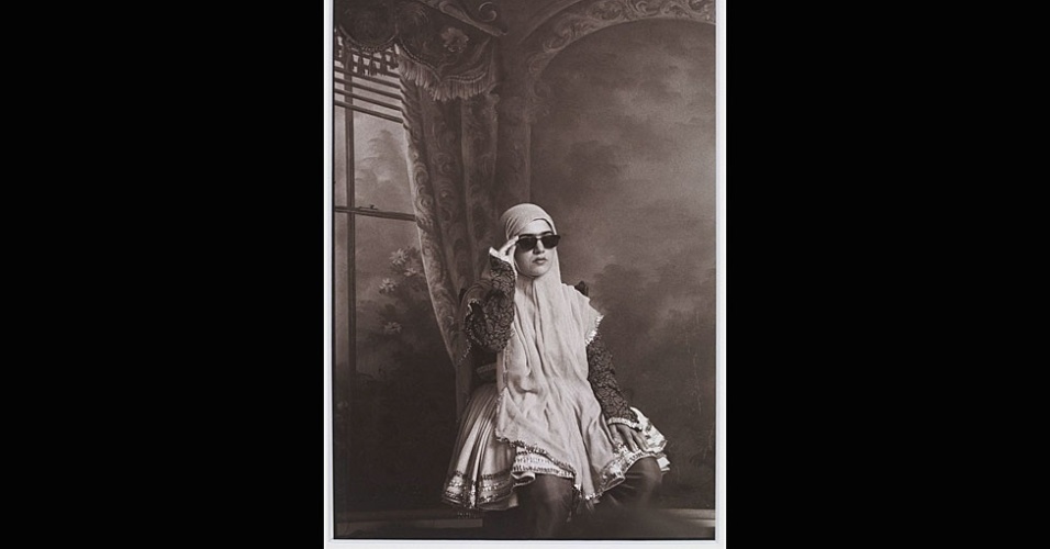 A iraniana Shadi Ghadirian combina nos retratos de sua série Qajar um cenário do século 19 com elementos comuns da vida moderna - Art Fund Collection of Middle Eastern Photography at the V&A and the British Museum