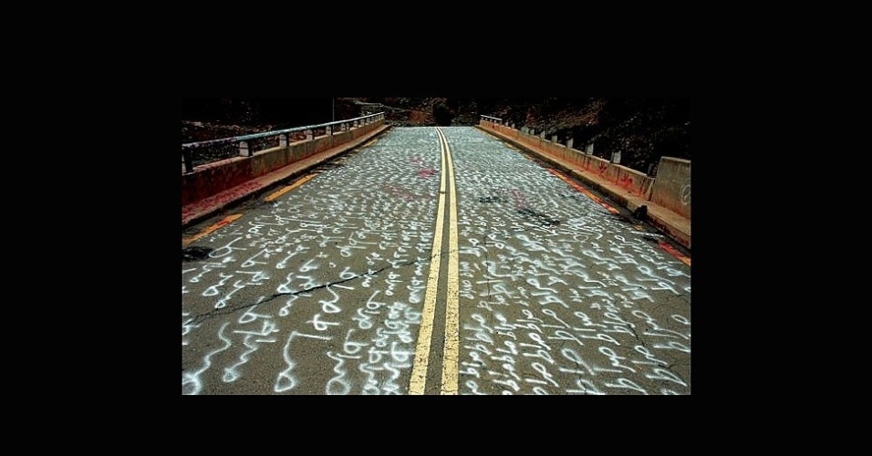 Abdulnasser Gharem mostra um 'caminho' coberto de mensagens - Art Fund Collection of Middle Eastern Photography at the V&A and the British Museum