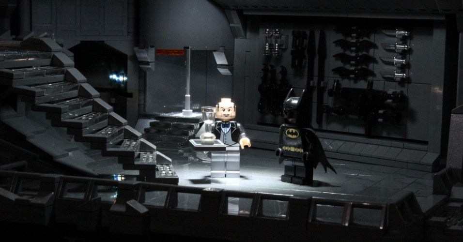 Alfred e Batman na maquete montada com 20 mil peças de Lego, a iluminação interna foi montada com um pequeno circuito feito com fios e baterias - Co2pix/Flickr