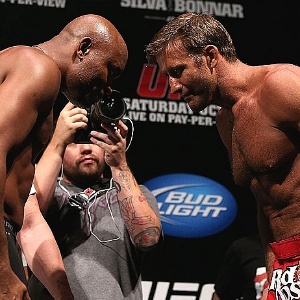 Anderson Silva e Stephan Bonnar se cumprimentam na pesagem do UFC 153, no Rio de Janeiro - UFC/Divulgação