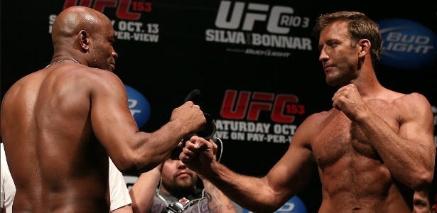 Anderson Silva e Stephan Bonnar se encaram na pesagem do UFC 153, no Rio  - Reprodução