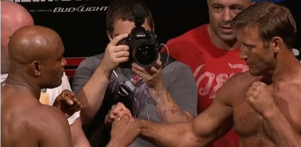 Anderson Silva e Stephan Bonnar se encaram na pesagem da luta principal do UFC - Reprodução