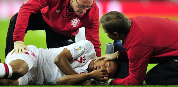 Walcott foi atendido após levar trombada e desmaiar em campo contra San Marino - AFP