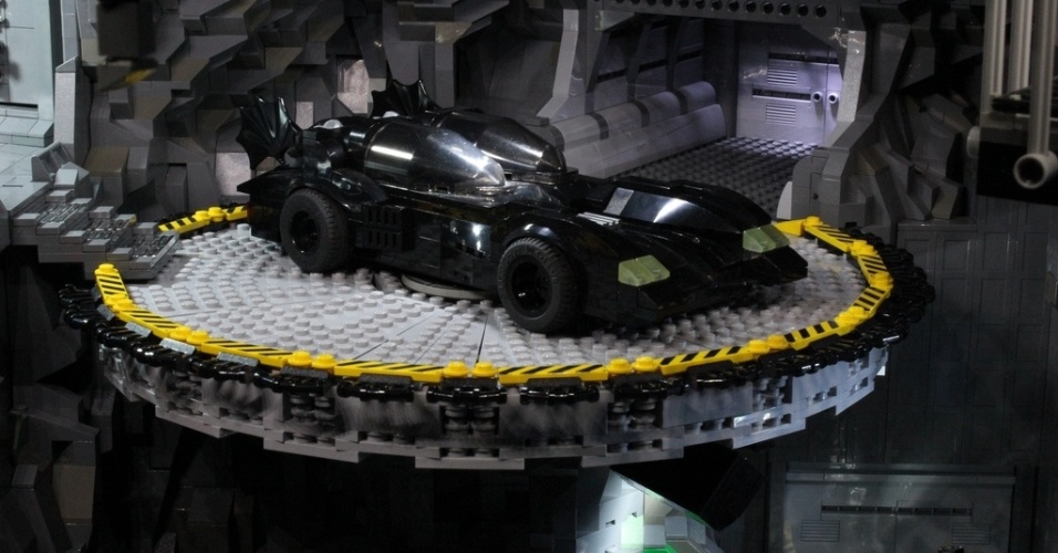 Batmóvel estacionado na Batcaverna de Wayne Hussey e Carlyle Livingston  - Co2pix/Flickr