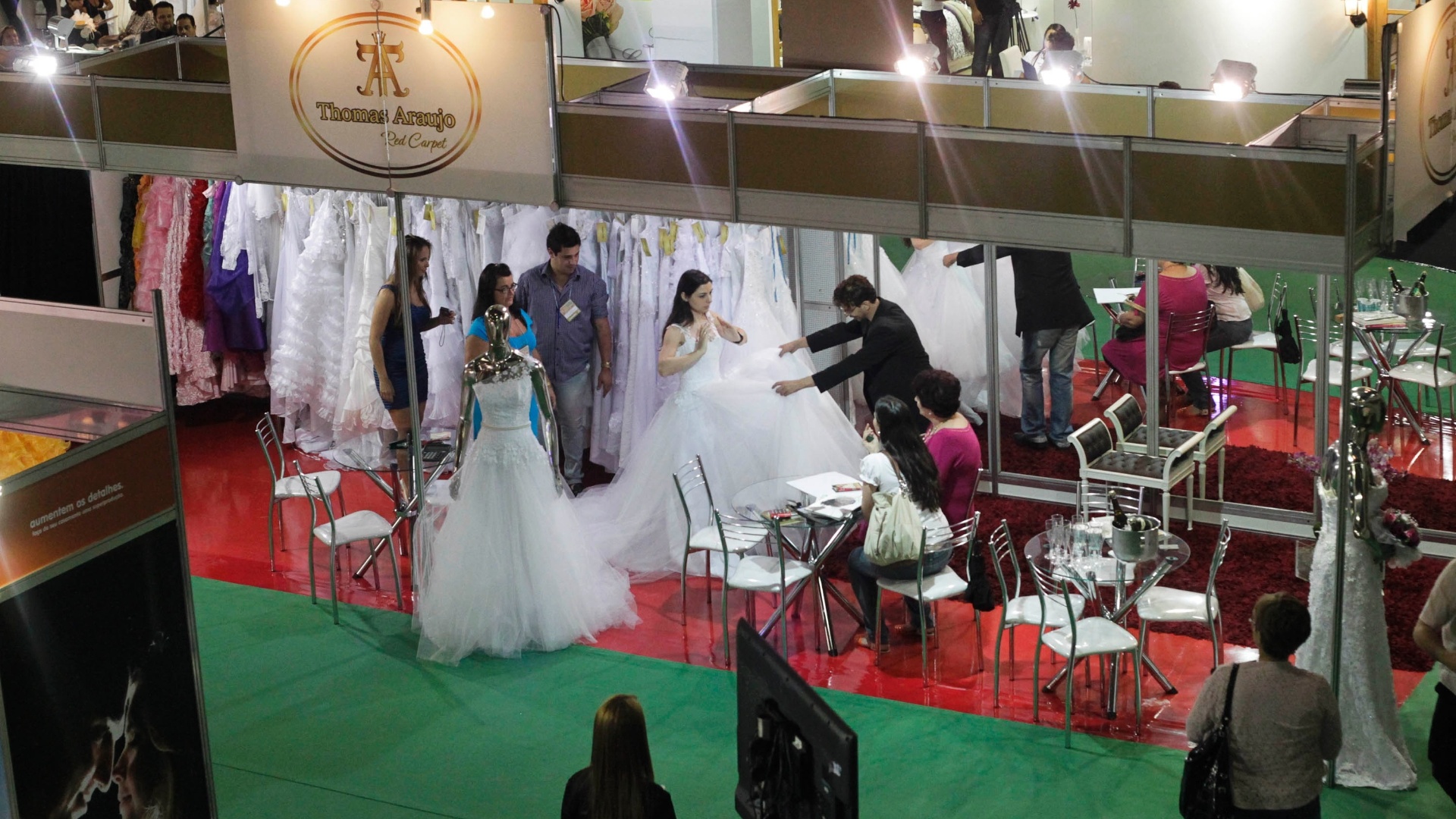 Começou a última edição paulistana de 2012 da feira Expo Noivas & Festas, realizada no Pavilhão Amarelo do Expo Center Norte. A feira é uma ótima oportunidade para casais que procuram preços mais em conta e desejam negociar diretamente com os fornecedores. Por lá, também é possível acompanhar as novidades do setor matrimonial (11/10/2012) - Fernando Donasci/UOL